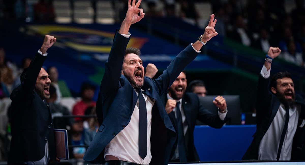 Gianmarco Pozzecco celebra una canasta de Italia en el debut frente a Angola/ FIBA
