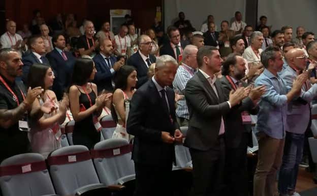 De derecha a izquierda, De la Fuente, Vilda y Fede Vidal aplauden de pie a Rubiales en la Asamblea.  RFEF