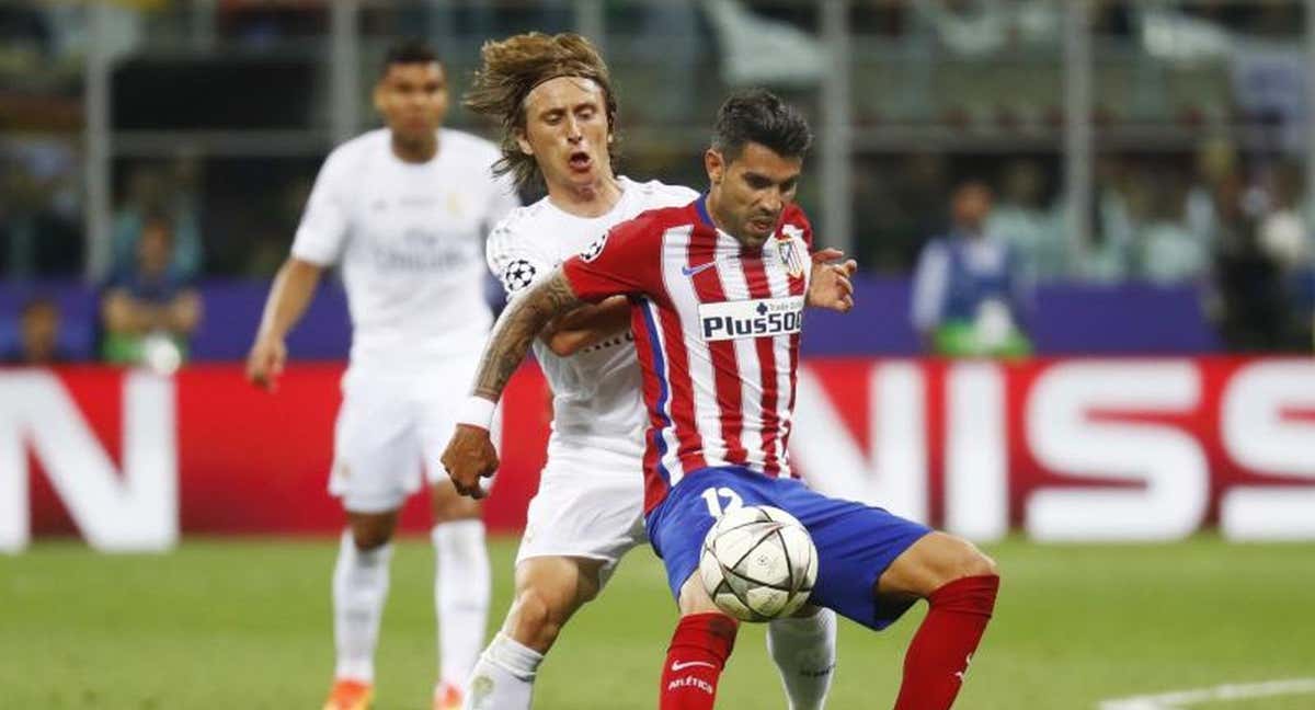 Augusto Fernández protege el balón ante Modric en la final de la Champions de Milan. /AFP