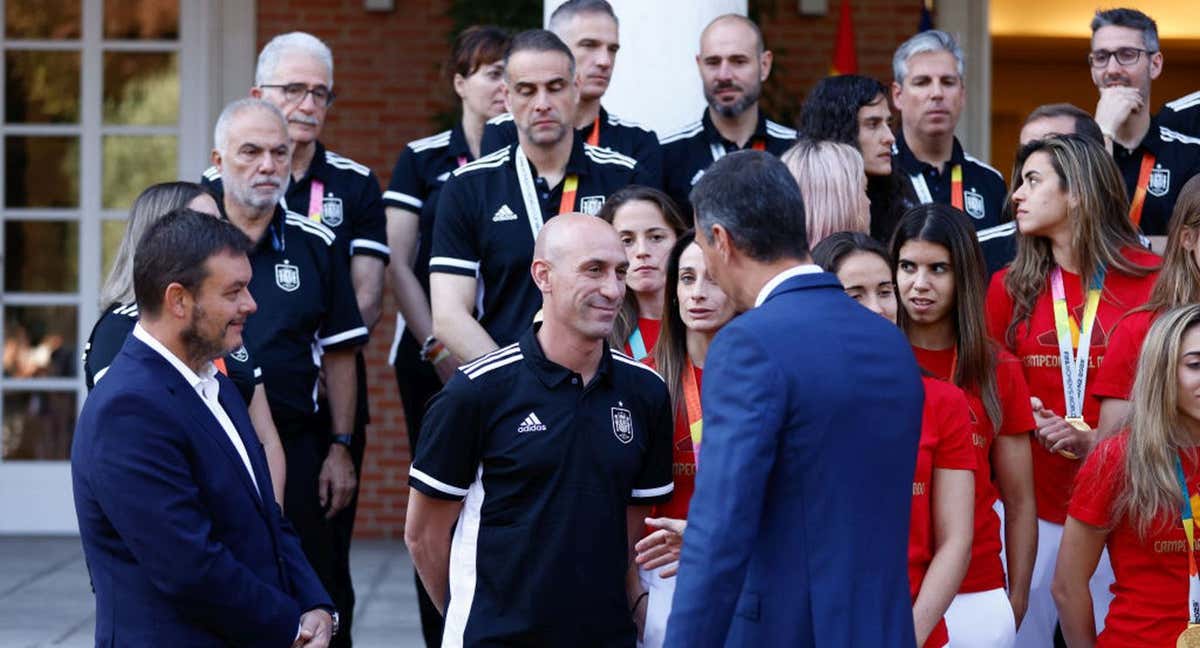Rubiales y Pedro Sánchez, en la recepción en Moncloa a la selección femenina. /Getty