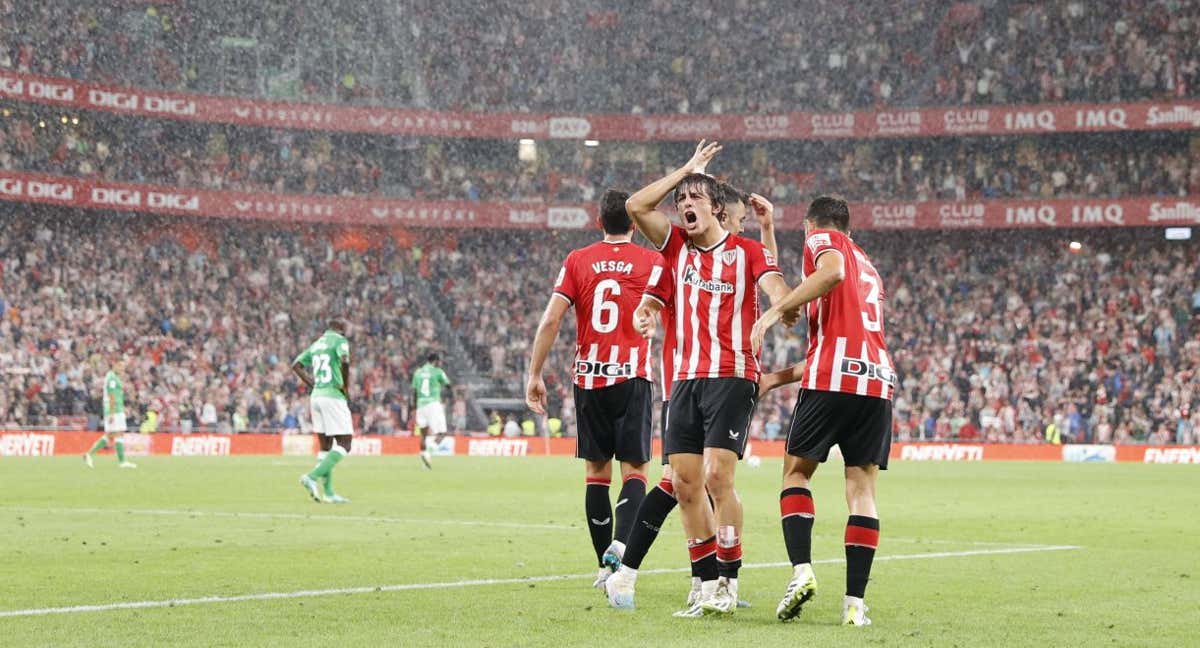 Unai Gómez celebra su gol mirando a la grada de animación./EFE