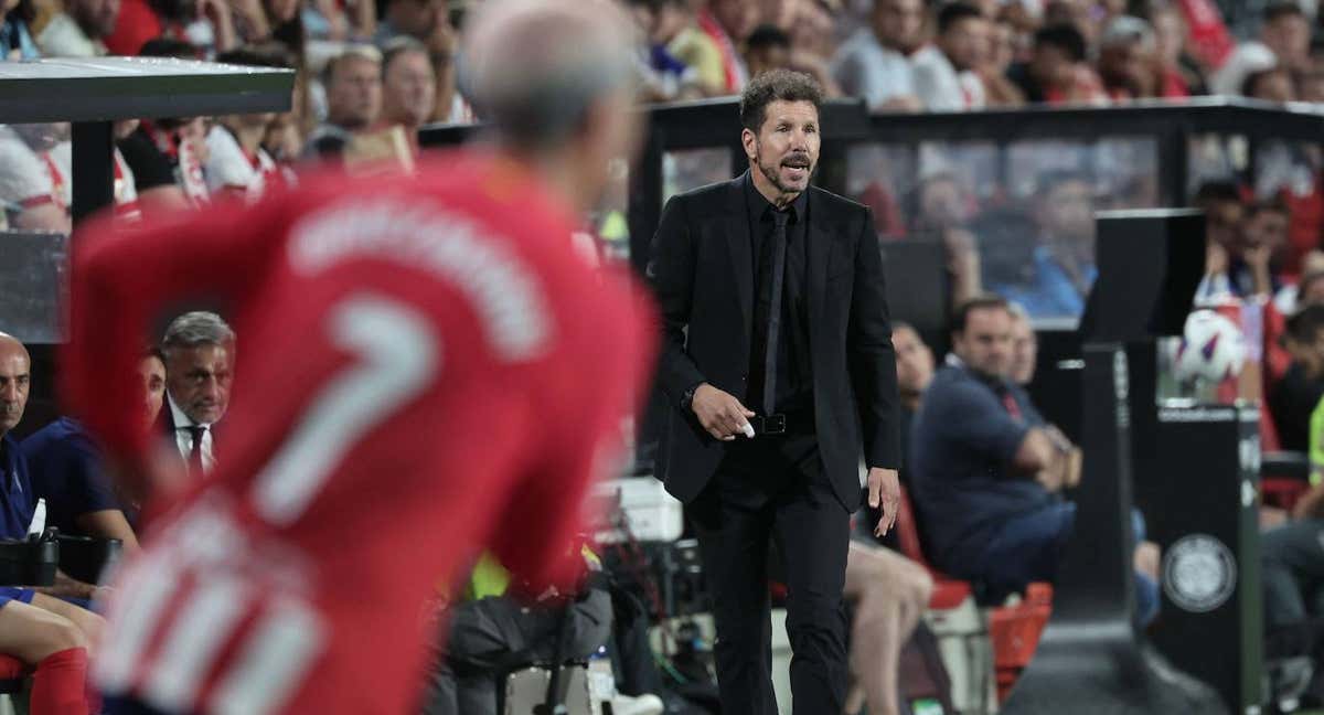 Diego Pablo Simeone da instrucciones de la banda de Vallecas./AFP