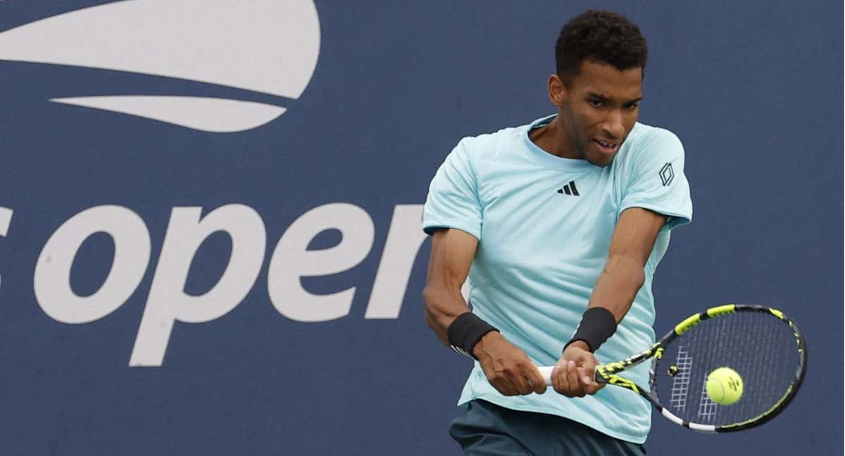 Felix Auger-Aliassime dolpea un revés durante su partido de primera ronda en el US Open.