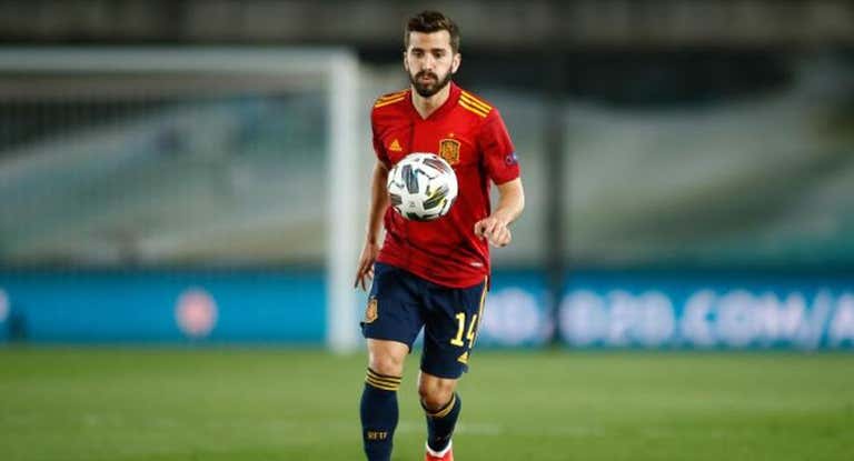 José Gayà en un partido con España.