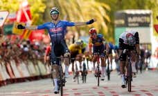Kaden Groves gana en medio del caos y se adjudica el primer esprint