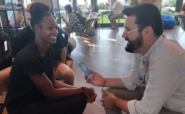 Shaunae Miller-Uibo atendiendo a Relevo en Budapest. RELEVO