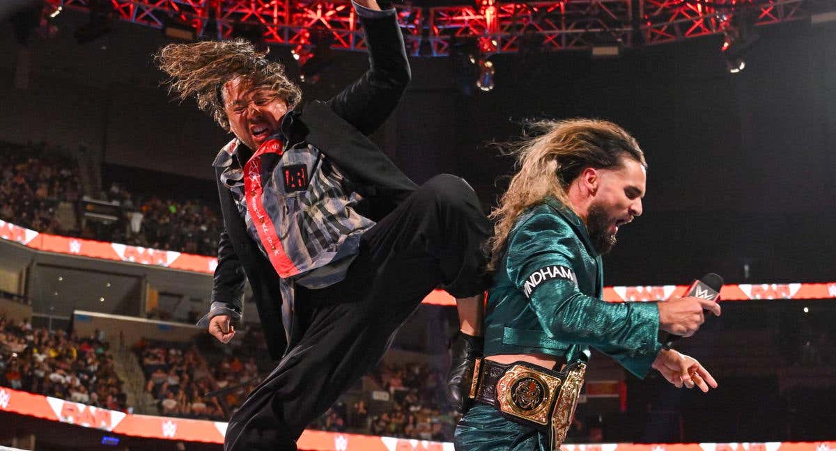Nakamura ataca a Seth Rollins durante Raw./WWE