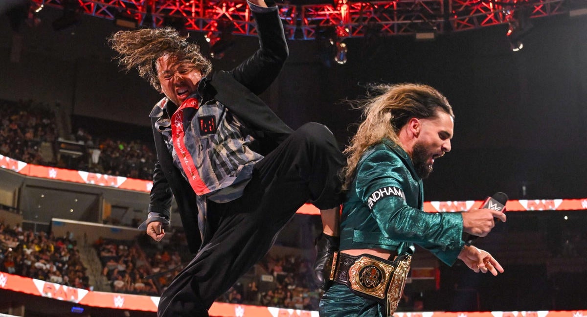 Nakamura ataca a Seth Rollins durante Raw.