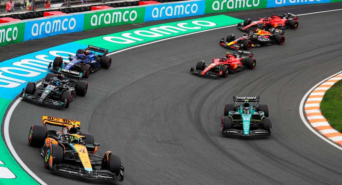 Fernando Alonso, en su maniobra en la curva peraltada de Zaandvort. /Reuters