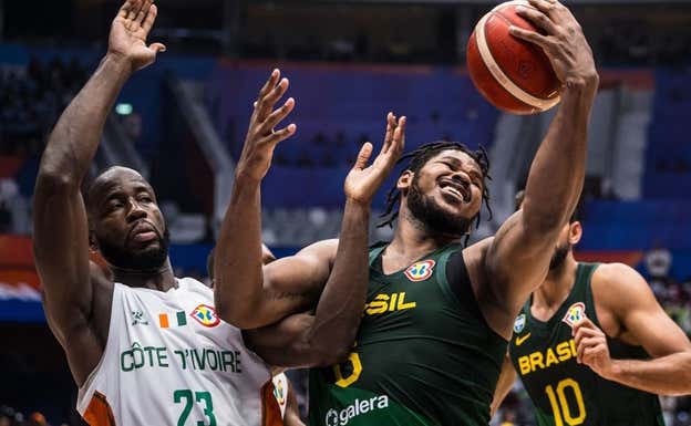 Cristiano Felicio captura un rebote. FIBA