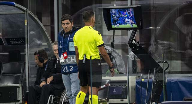 Así luchará UEFA contra los ‘penaltitos’: “Le tocan un poco el costado y se tira, tío”