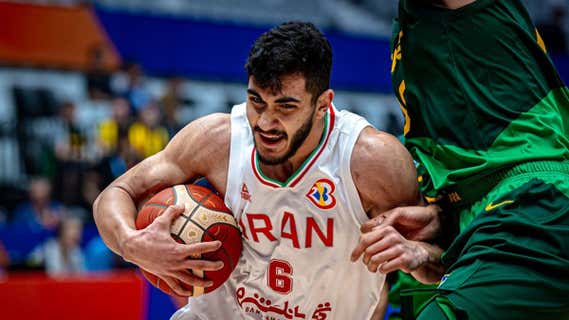 Mohamed Amini intenta entrar a canasta ante Brasil./FIBA