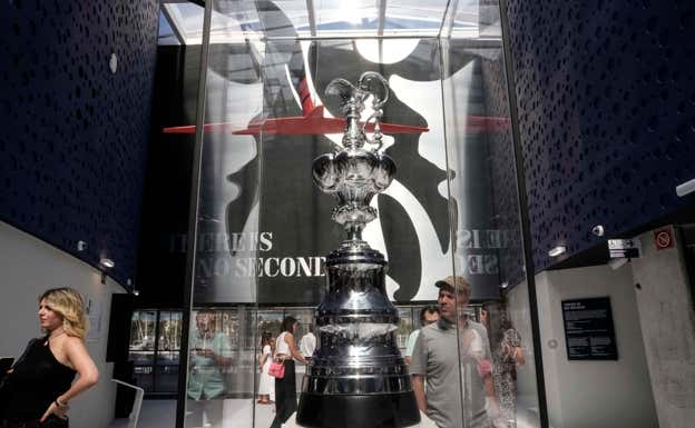La Copa de las Cien Guineas, el trofeo de la Copa América de Vela. EFE
