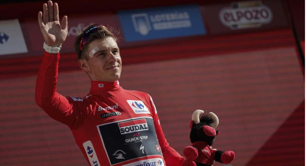 Remco Evenepoel,  en el podio tras mantenerse líder de la general al finalizar la cuarta etapa de La Vuelta. /lavuelta.es