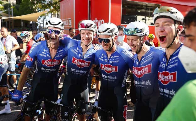 El bloque de Alpecin-Deceuninck celebra el triunfo de Kaden Groves en Tarragona.  UNIPUBLIC / SPRINT CYCLING