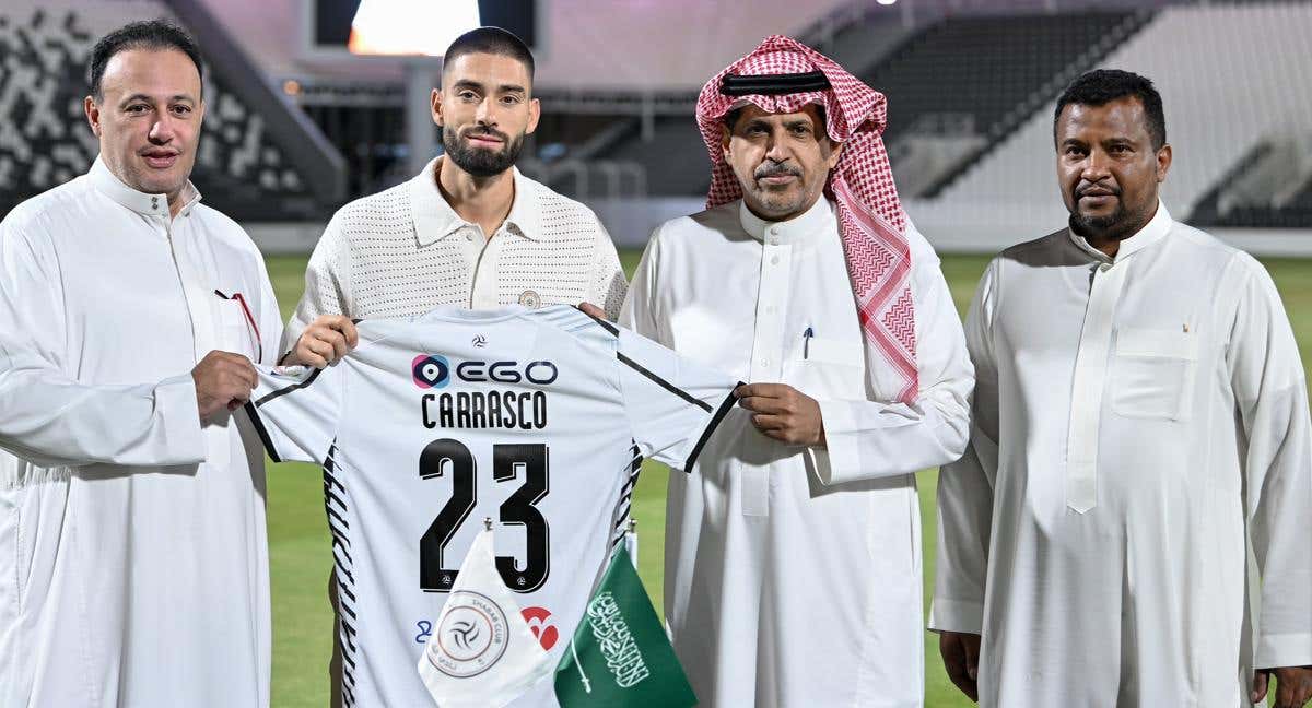 Carrasco posa con los dirigentes del Al Shabab. /AL SHABAB