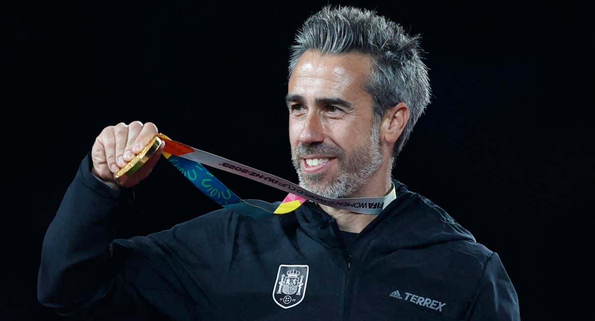 Jorge Vilda posa con la medalla de oro del Mundial. /REUTERS