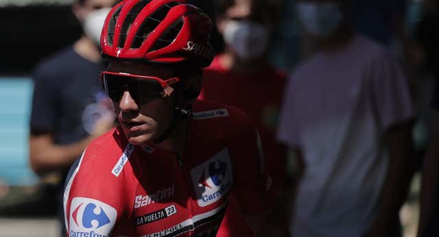 Remco Evenepoel se las ingenia para esquivar el virus que asola su equipo…. ¡con guantes de plástico!