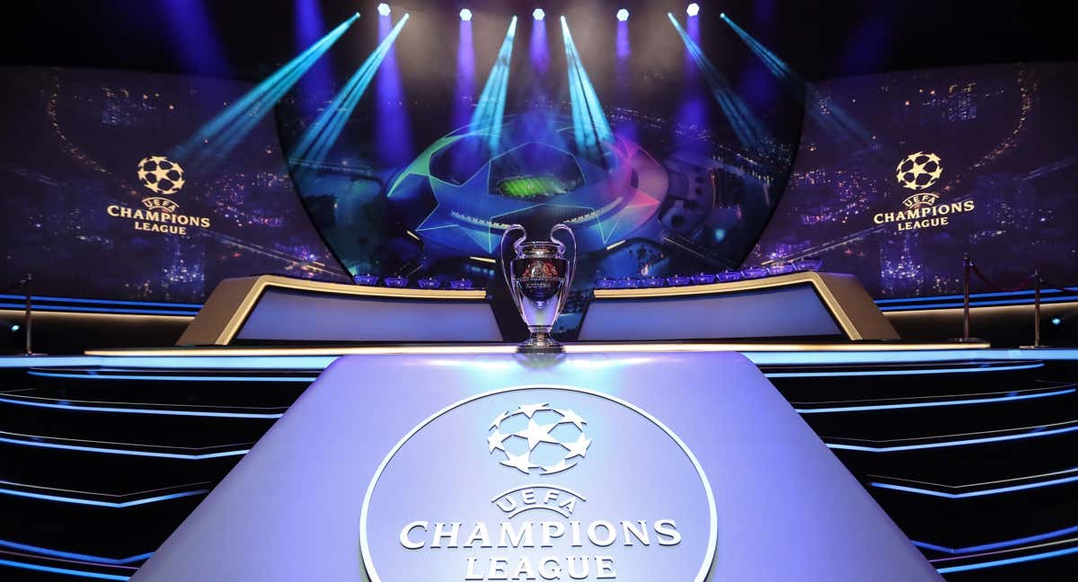 La copa de la Champions posa en la mesa del sorteo.