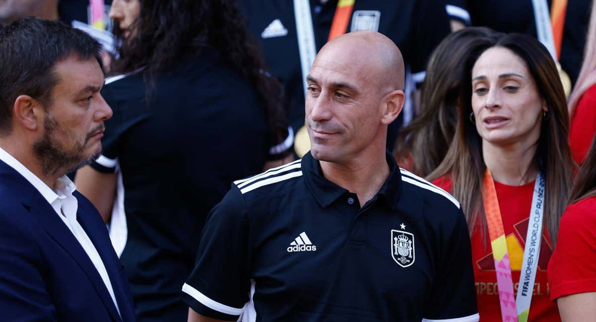 Luis Rubiales, presidente de la RFEF, y Víctor Francos, secretario de Estado para el Deporte, durante la recepción del Presidente del Gobierno a las recientes campeonas del mundo. /Oscar J. Barroso | Getty