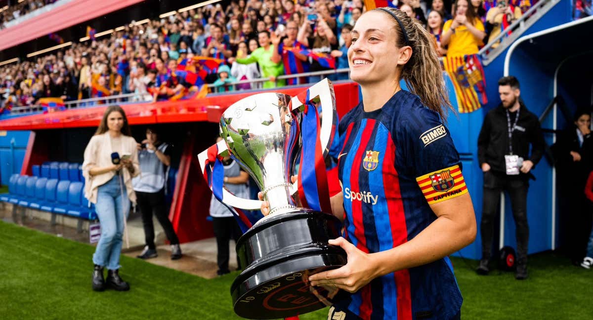 Alexia Putellas con el título de Liga. /FC BARCELONA