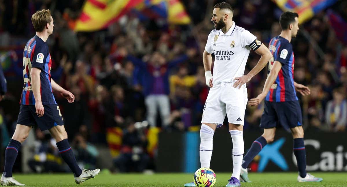 Karim Benzema, con Sergio Busquets a su espalda, durante un Clásico de la temporada pasada./Getty Images