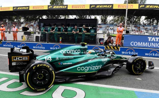 Fernando Alonso sale de boxes en Monza.  Reuters