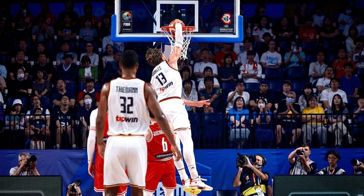 Moritz machaca el aro de Georgia./FIBA