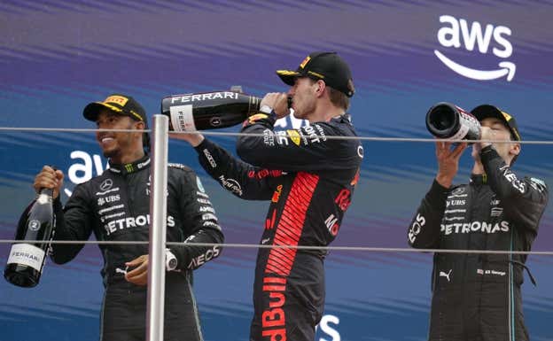 Max Verstappen, Lewis Hamilton y George Russell, en el podio del GP de España 2023 de F1.  EFE