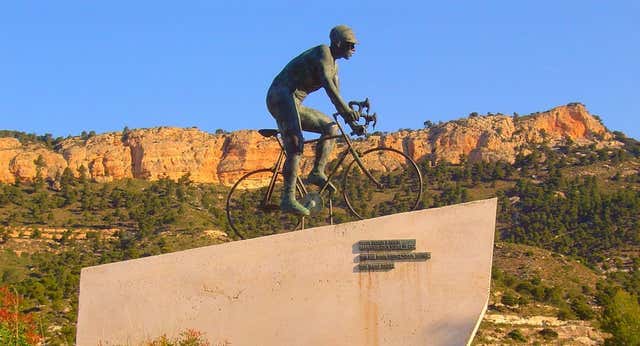 El misterioso robo de una estatua de 300kg intriga a todos en Xorret de Catí, final en alto de La Vuelta