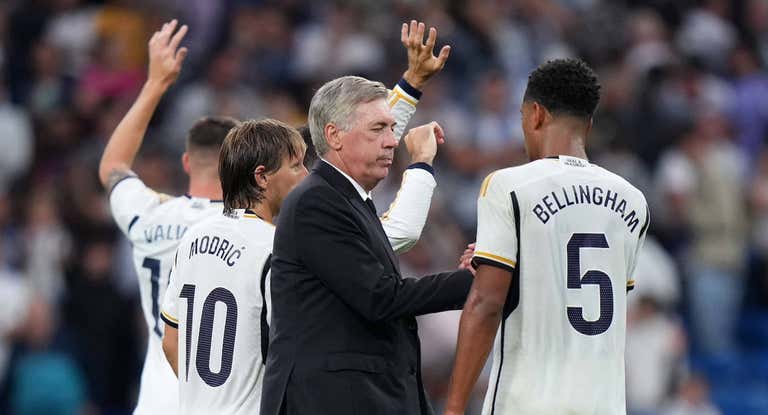 Ancelotti felicita a Jude Bellingham tras la victoria ante el Getafe.
