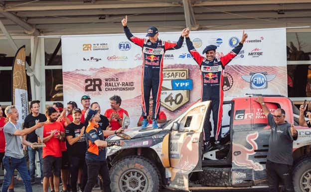 Nasser Al Attiyah y Mathieu Baumel, en el podio del Desafío Ruta 40 2023. Overdrive