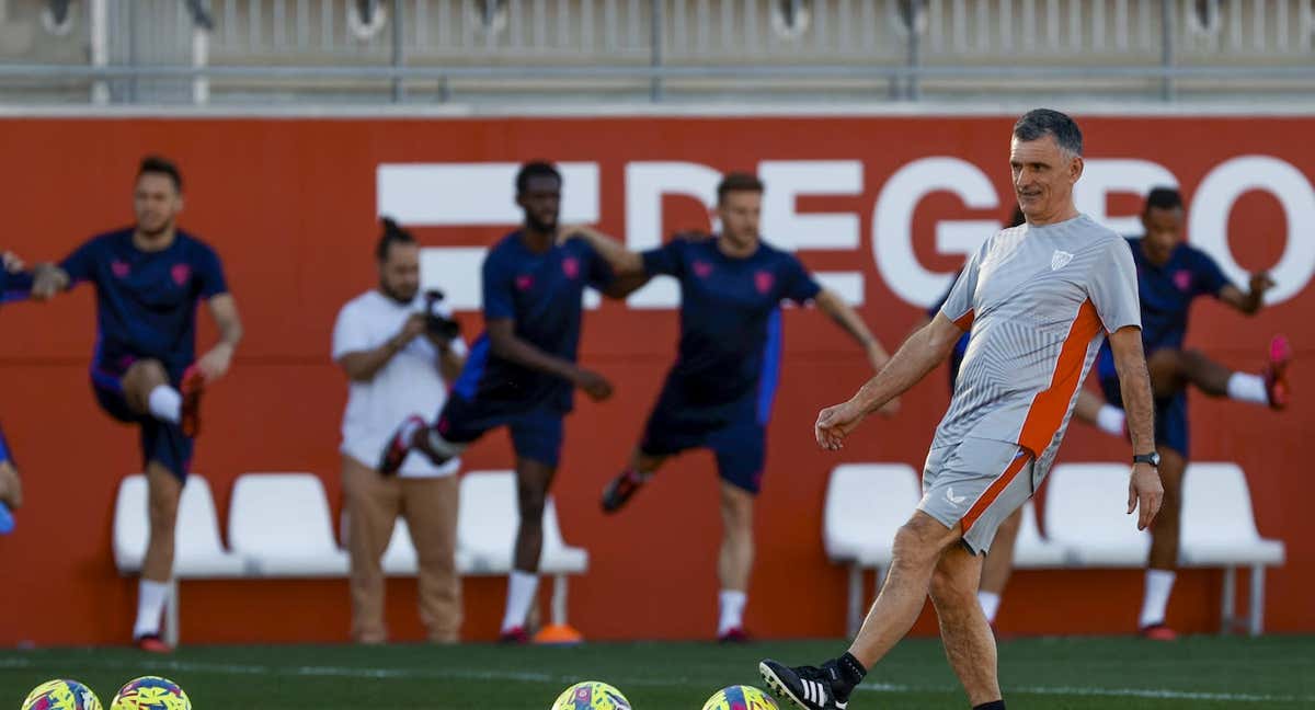 Mendilibar en un entrenamiento del Sevilla./EFE