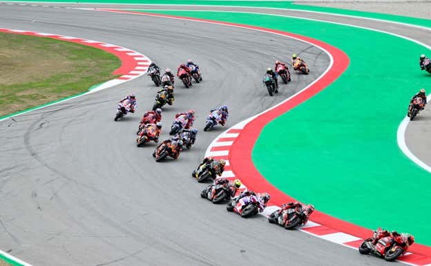 Pelotón de MotoGP durante la Sprint del GP de Catalunya 2023.  AFP