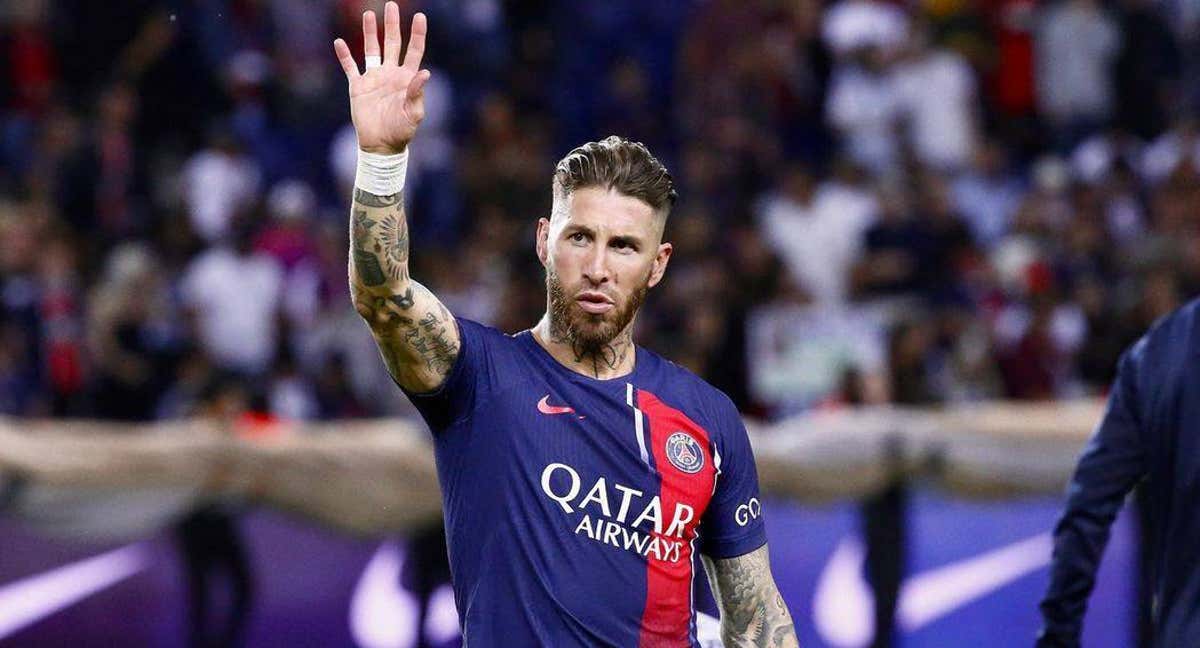 Sergio Ramos saluda a la afición del PSG.