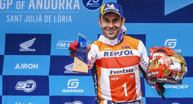 Toni Bou con el título de campeón.