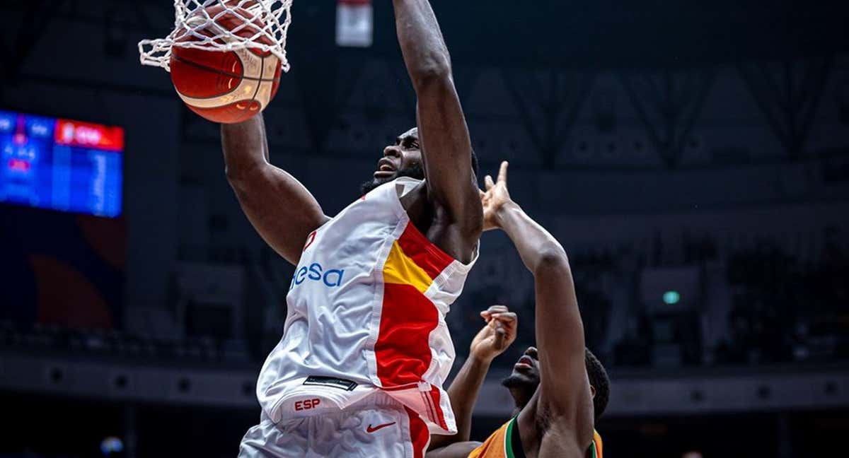 Usman Garuba machaca en el primer partido ante Costa de Marfil./FIBA