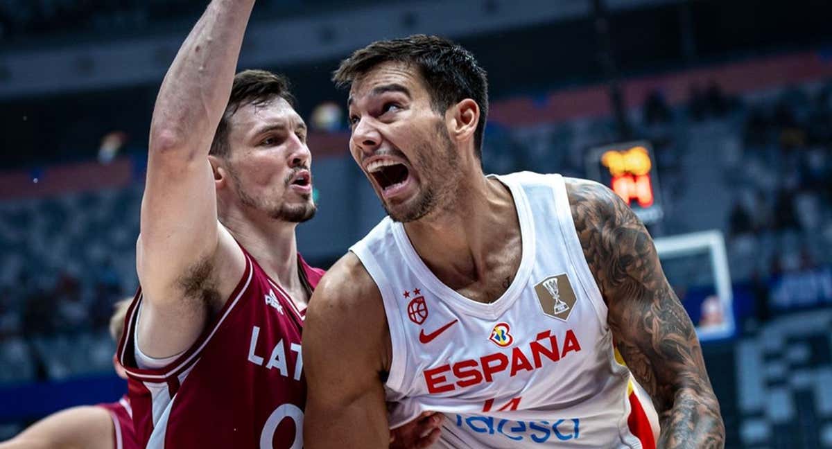 Willy Hernangómez intenta atacar el aro de Letonia./FIBA