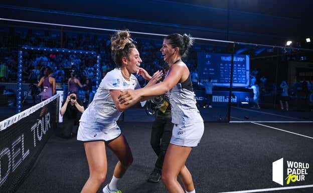 Bea y Delfi celebran el título en Finlandia. WORLD PADEL TOUR