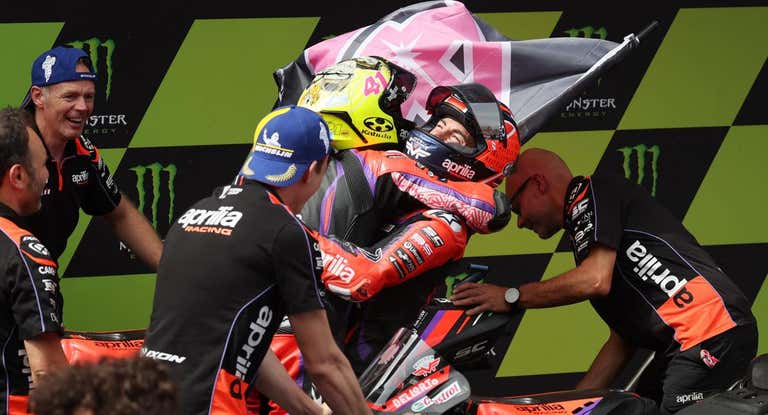 Aleix Espargaró celebra la victoria en Montmeló con Maverick Viñales.