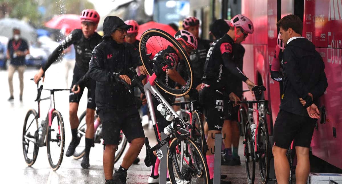 El equipo EF Education First se resguarda de la lluvia durante La Vuelta./GETTY