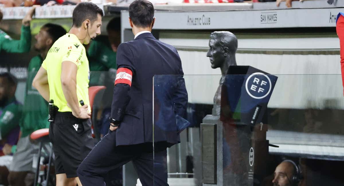El árbitro Soto Grado acude a revisar una jugada./EFE