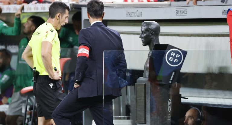 El árbitro Soto Grado acude a revisar una jugada.