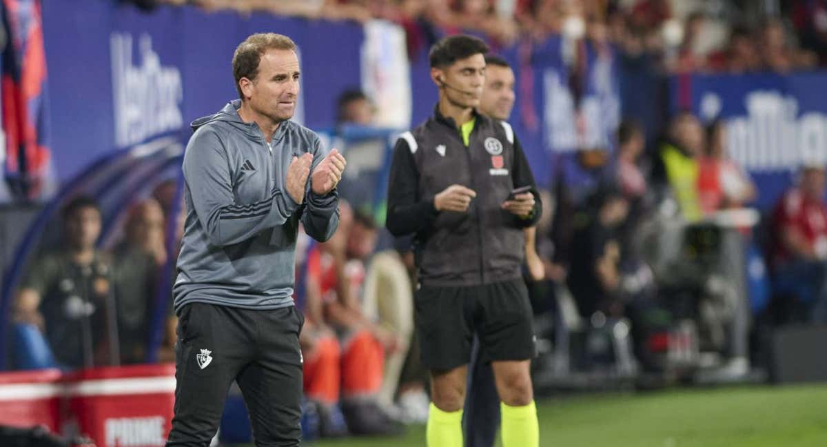 Jagoba aplaude a sus jugadores durante el partido ante el Barça./EFE