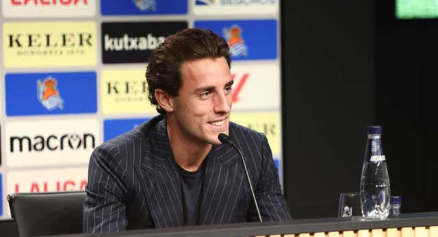 Odriozola se emociona en su regreso a la Real: ‘Sin ti no estaría aquí’