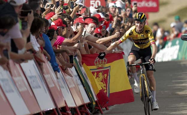 Sepp Kuss se da un baño de masas en la meta de Javalambre.  EFE / MANUEL BRUQUE