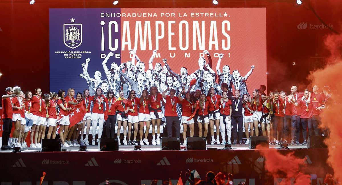 La selección española femenina de fútbol, nueva campeona del Mundo, durante la celebración con la afición este lunes en la explanada Puente del Rey, en Madrid Río. /EFE / R. Jiménez