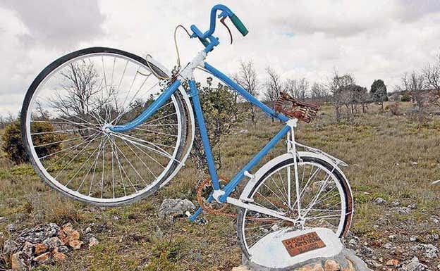 Monumento original, con la bicicleta apoyada en el suelo. EFE/Brágimo