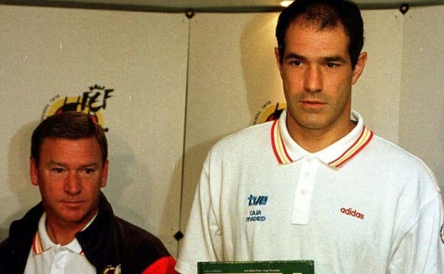 Zubizarreta comparece con Clemente en una rueda de prensa en 1997.  EFE
