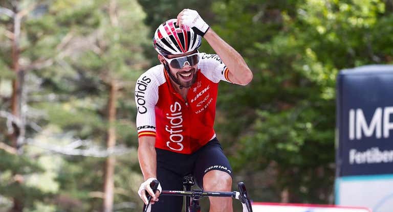 Jesús Herrada celebra su victoria de etapa en La Laguna Negra de Vinuesa.